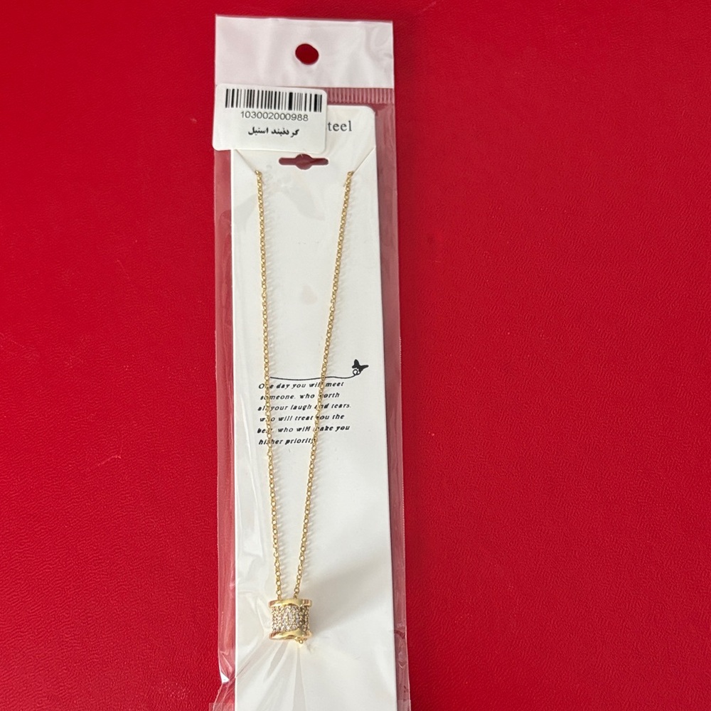 Chic Gold Necklace with Pendant